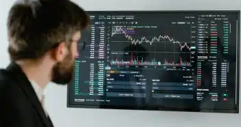 Découvrez les étapes essentielles pour se lancer dans le trading et comprendre les marchés financiers