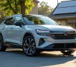 SUV hybride moderne dans un environnement urbain avec verdure et panneaux solaires