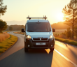 Peugeot Partner Tepee sur une route de campagne ensoleillée